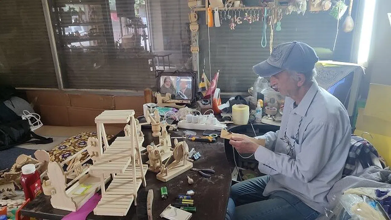 Çocukluğundaki eşyaların ahşap minyatürünü yaptı