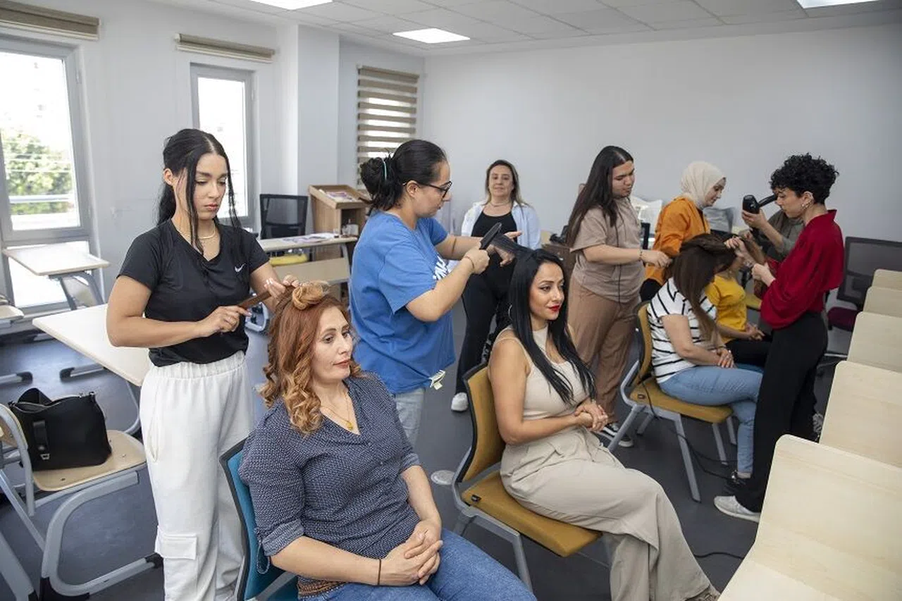 MERCEK'te kuaförlük kursu başladı