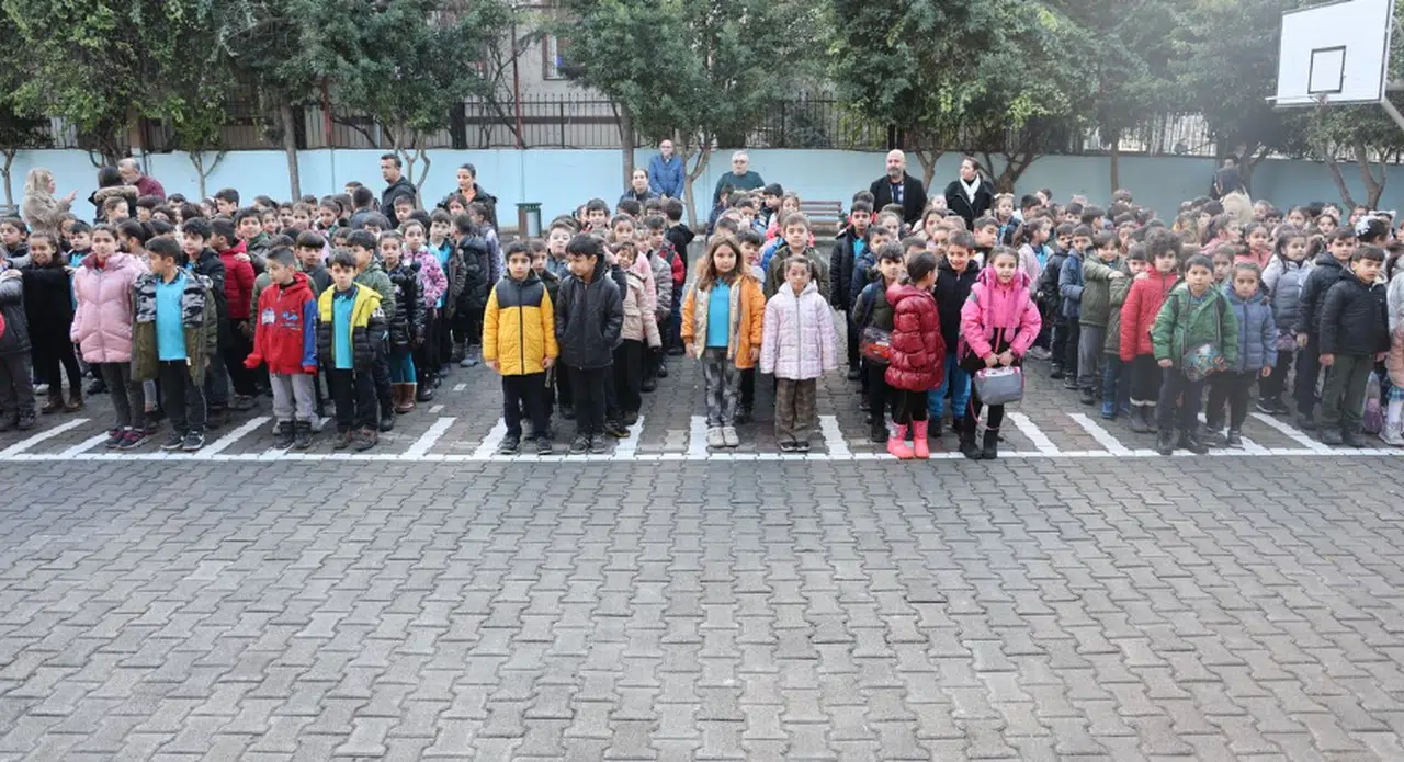 Minik öğrencilerden şehit Mehmetçikler için saygı duruşu