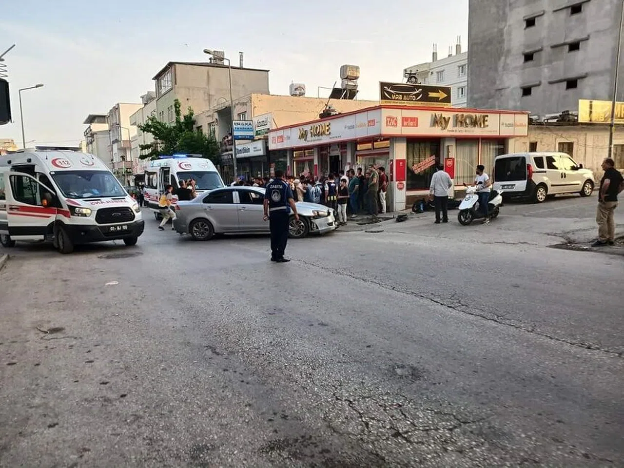 Motosiklet ile otomobil çarpıştı