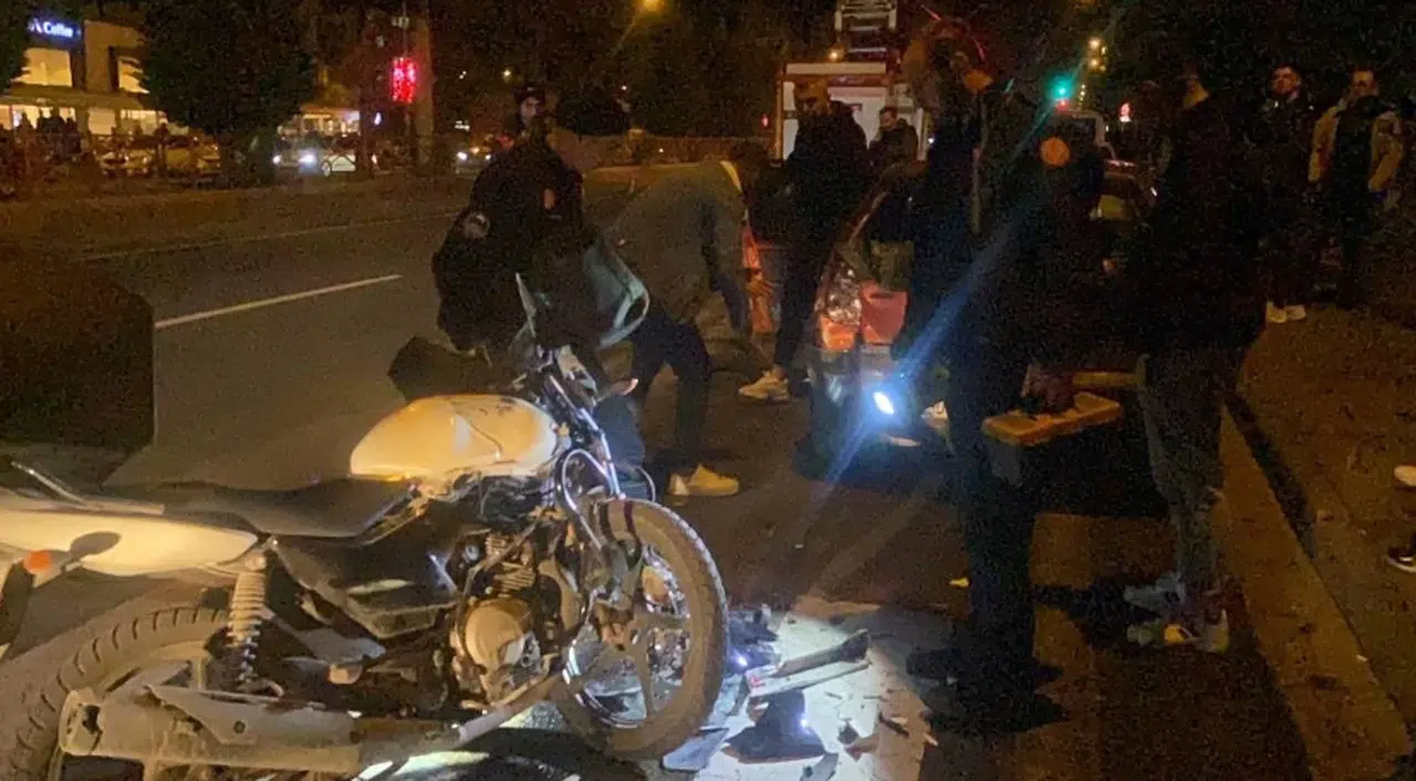 Motosiklet park halindeki otomobile çarptı