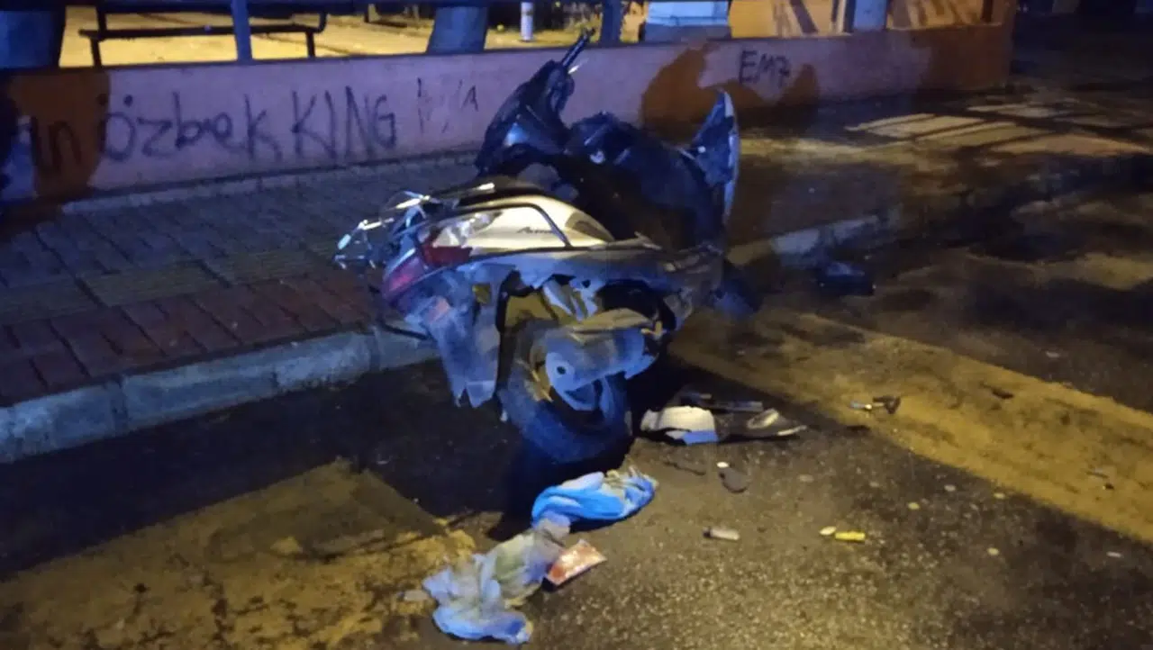 Motosikleti satırla parçaladı
