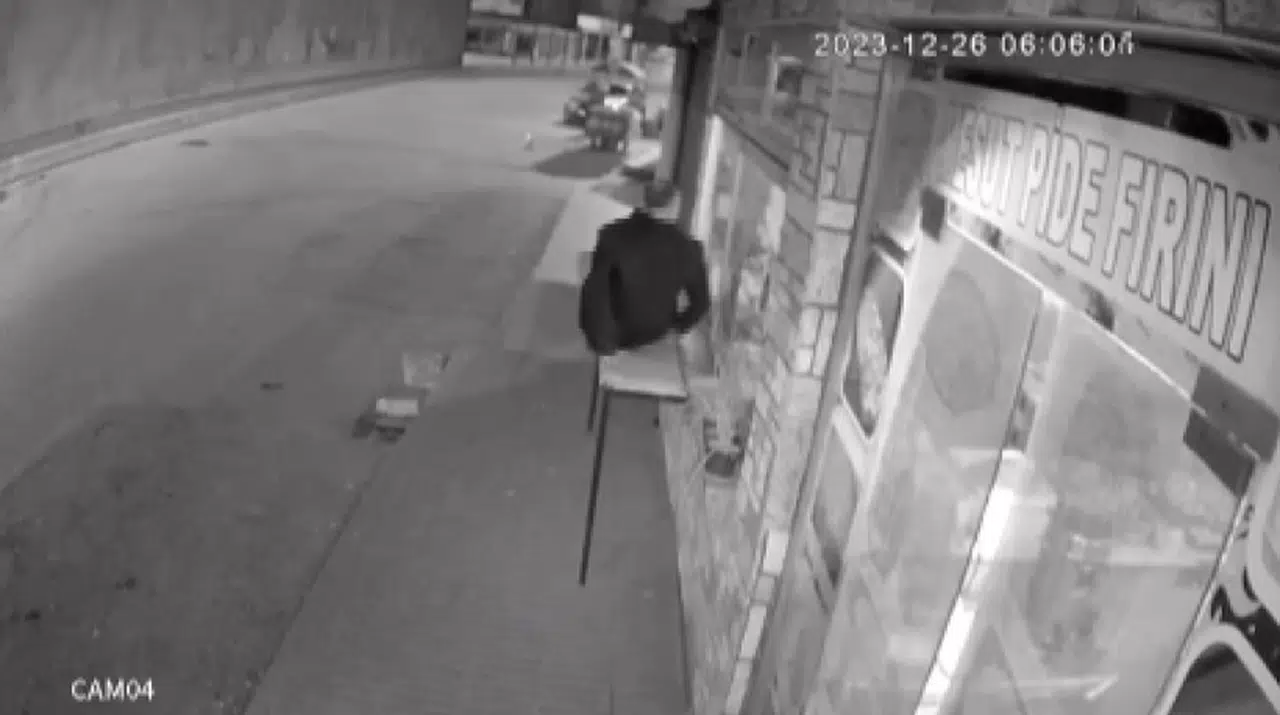 Önce fırından sadaka kutusu, sonra da motosiklet çaldı