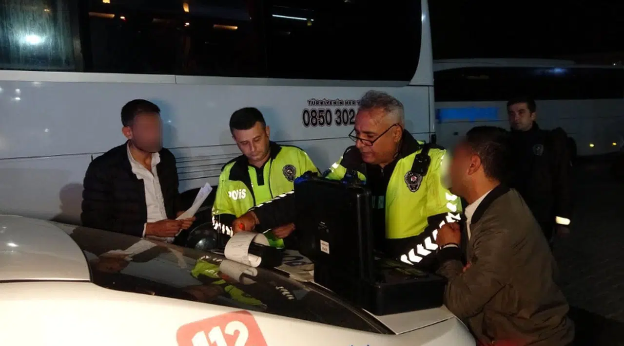 Otobüs üst üste kaza tehlikesi atlattı, yolcular şikayet edince otobüs sürücüsü alkollü çıktı