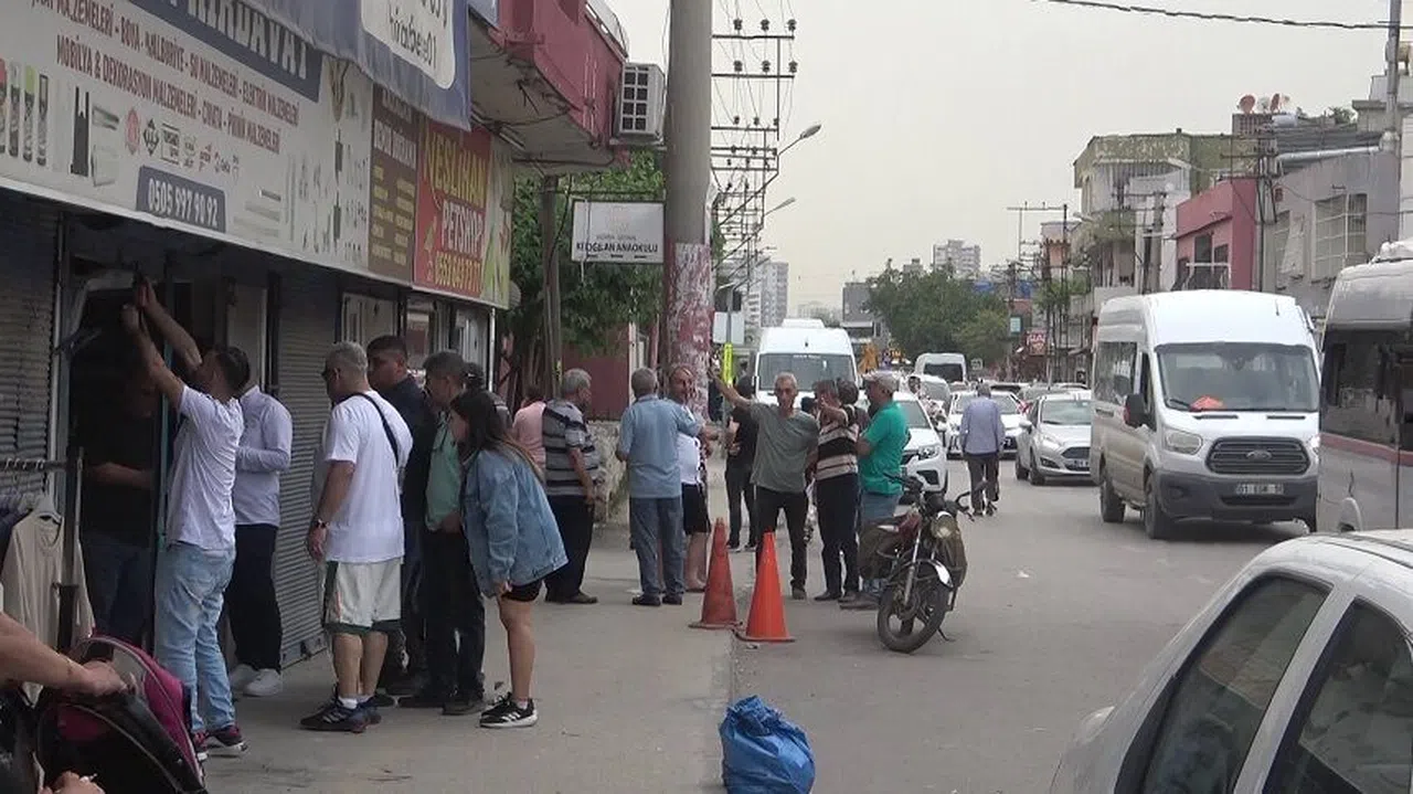 Otomobil dükkana girdi: 2 yaralı