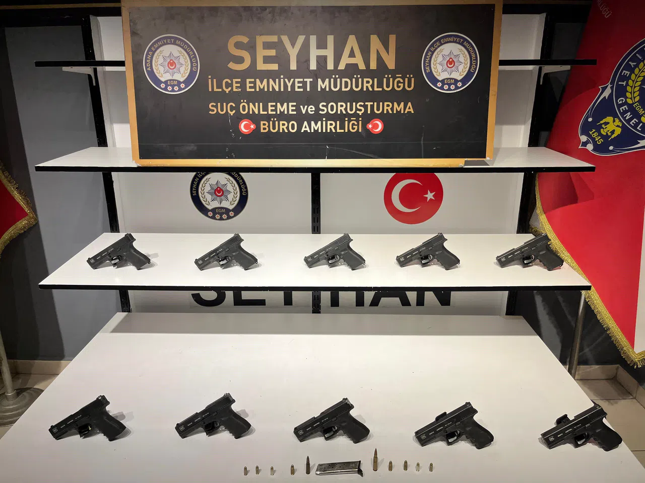 Polis bir evde 10 ruhsatsız tabanca ele geçirdi