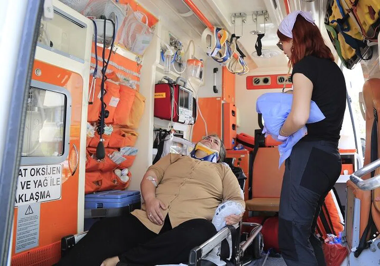 Hurdaya dönen araçtan çıkan bebek ve çocuğa '112 Acil Anne'