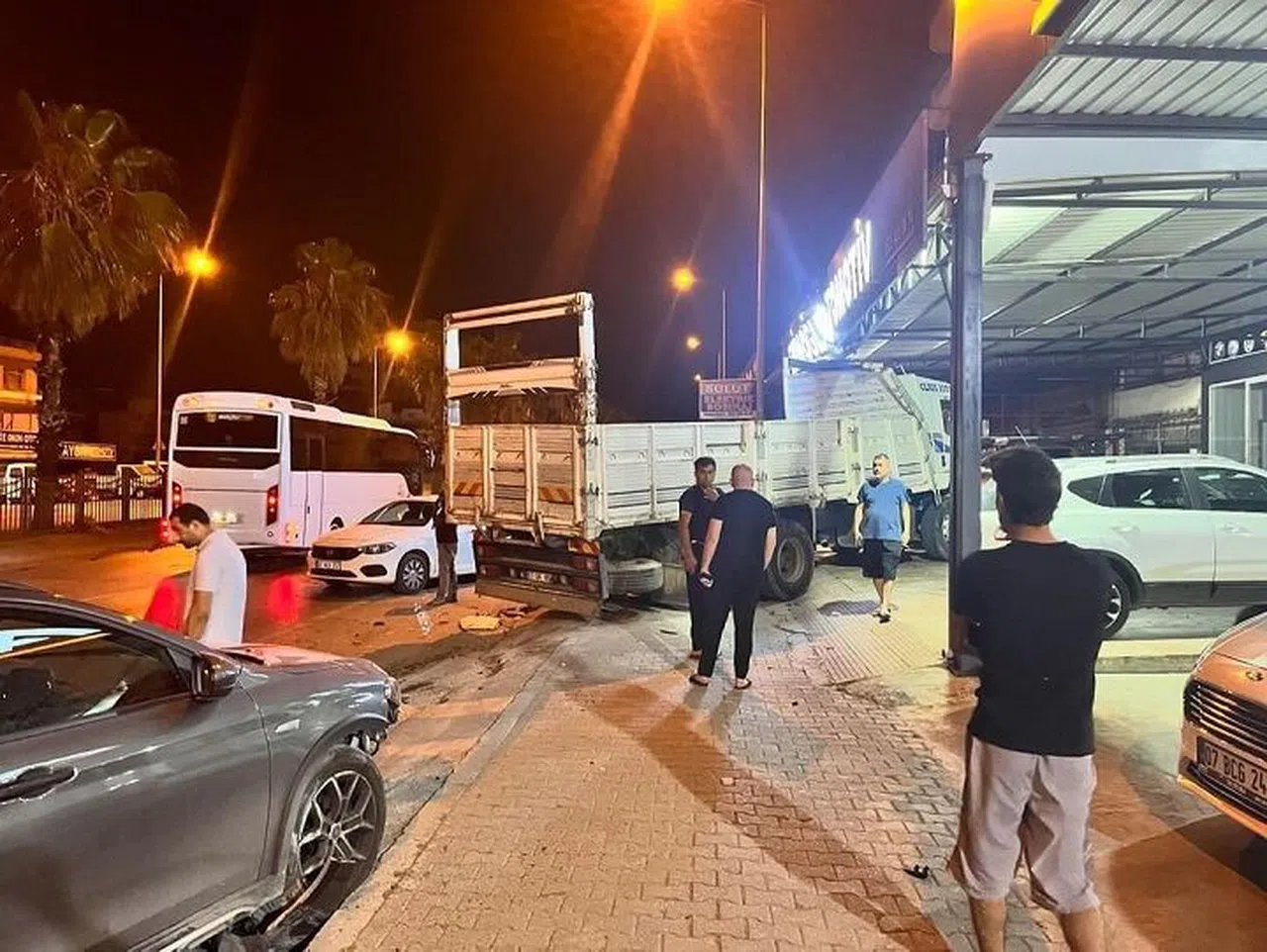 Kontrolden çıkan kamyon 4 otomobili biçti.