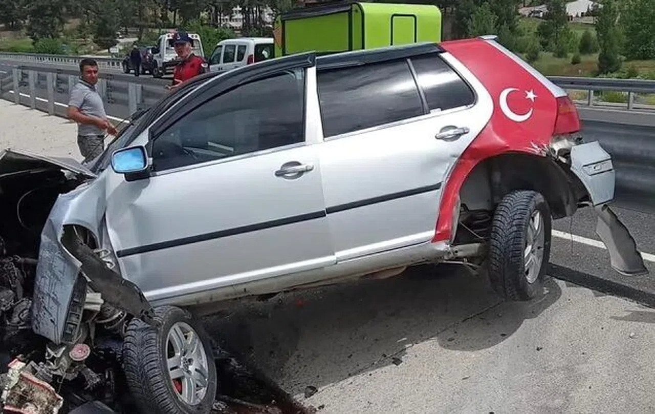 Otomobil bariyerlere çarptı: 1 yaralı