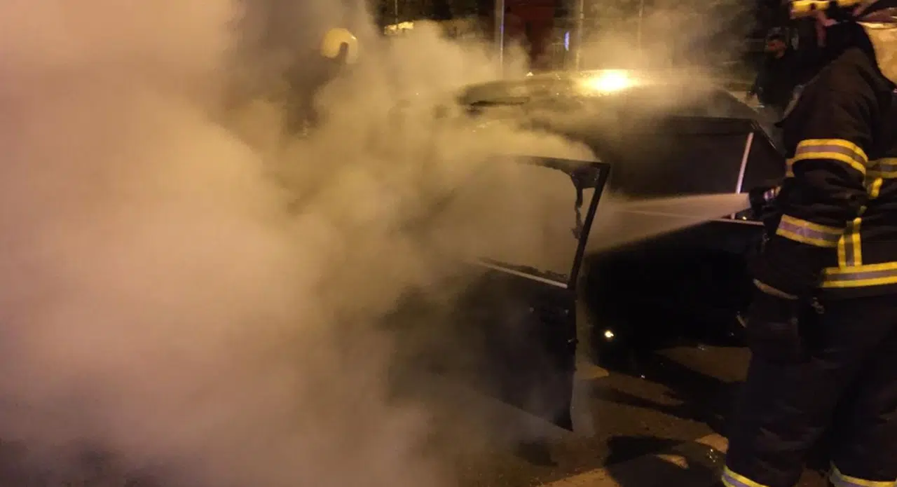 Seyir halindeki otomobil yanarak kullanılamaz hale geldi