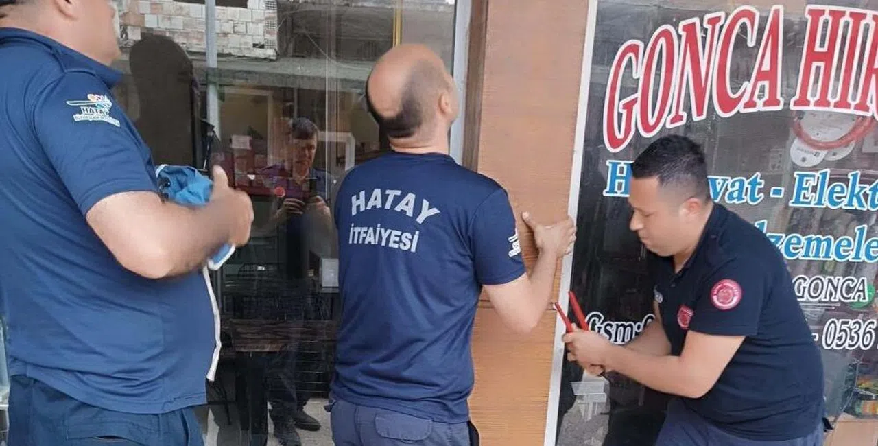 Boruya sıkışan yavru kedi, itfaiye ekipleri tarafından kurtarıldı