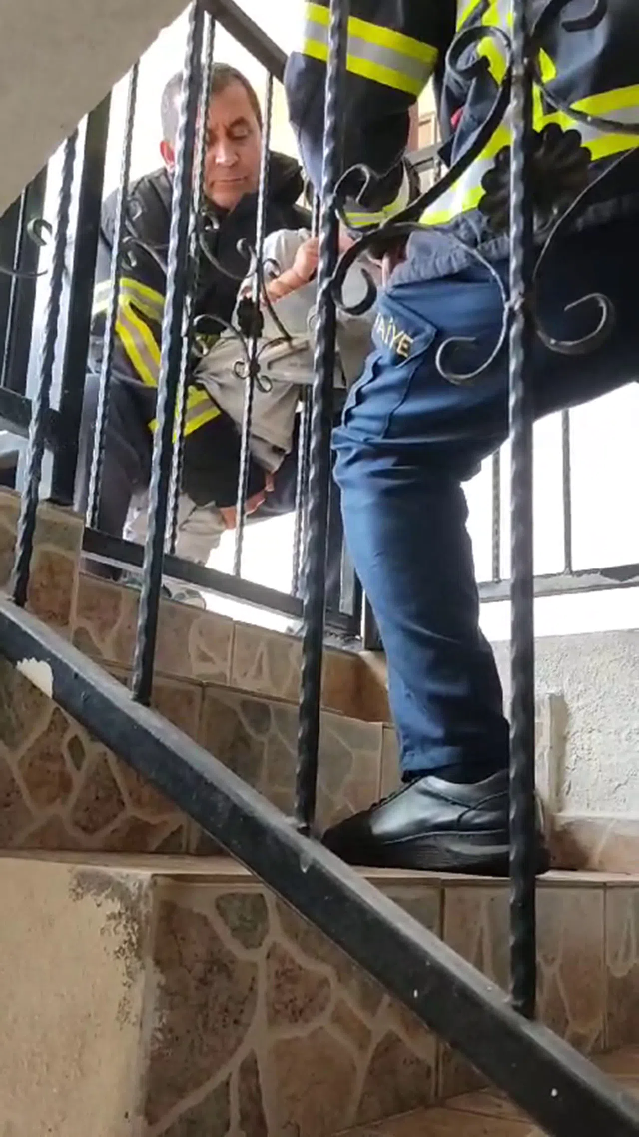 Kafasını korkuluğa sıkıştıran çocuğu itfaiye kurtardı