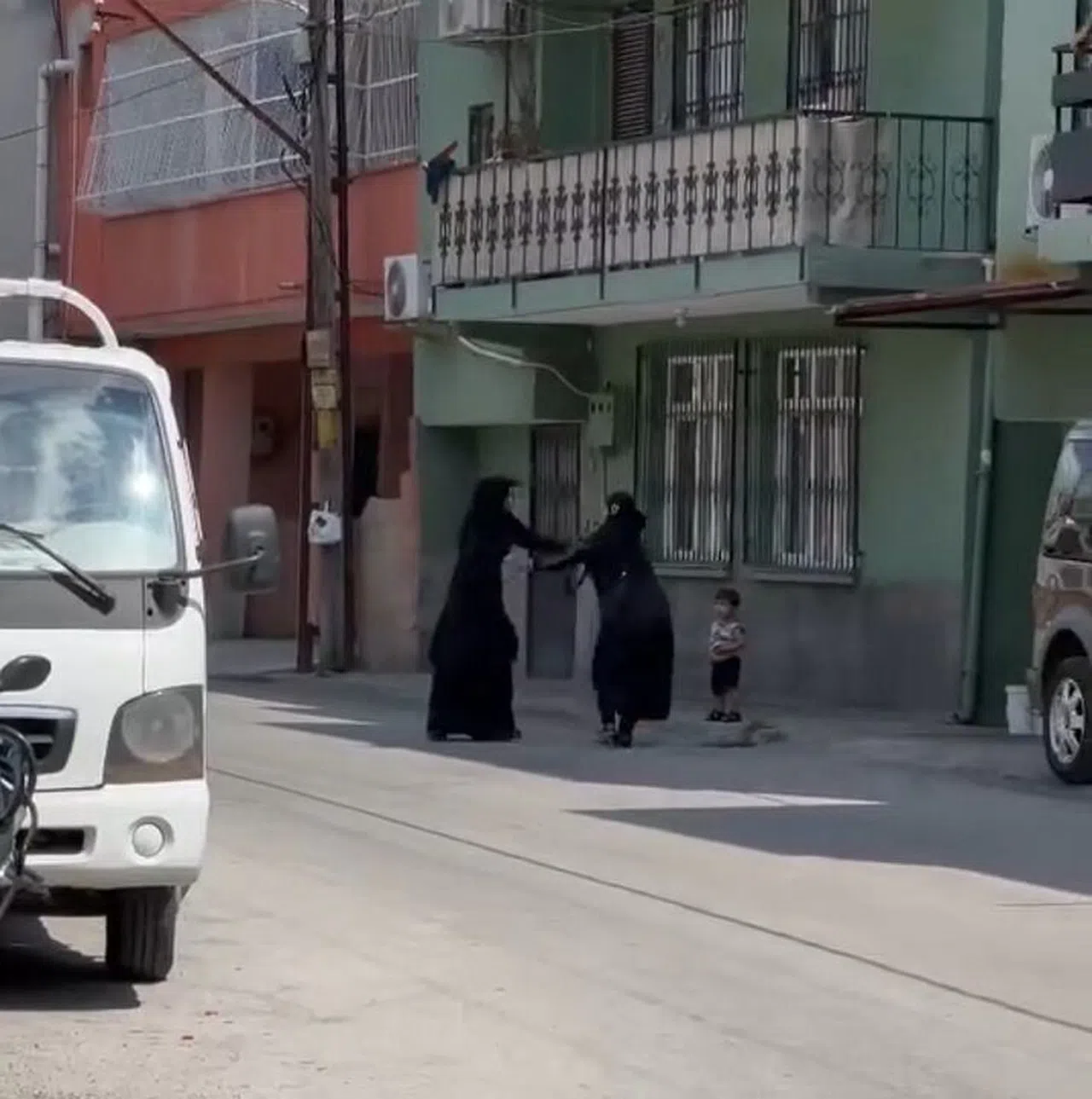 Dilenci kadınların terlikli, çantalı 'yer' kavgası kamerada