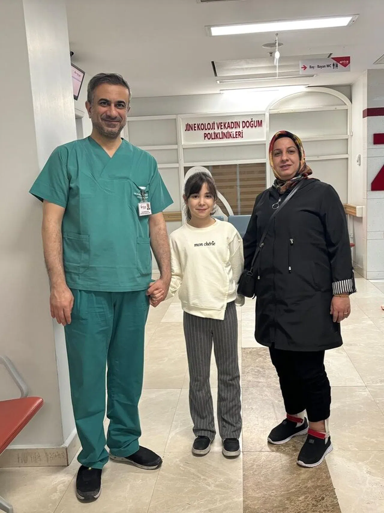 Sedye ile geldikleri hastaneden 1 yıl sonra yürüyerek çıkan anne kız