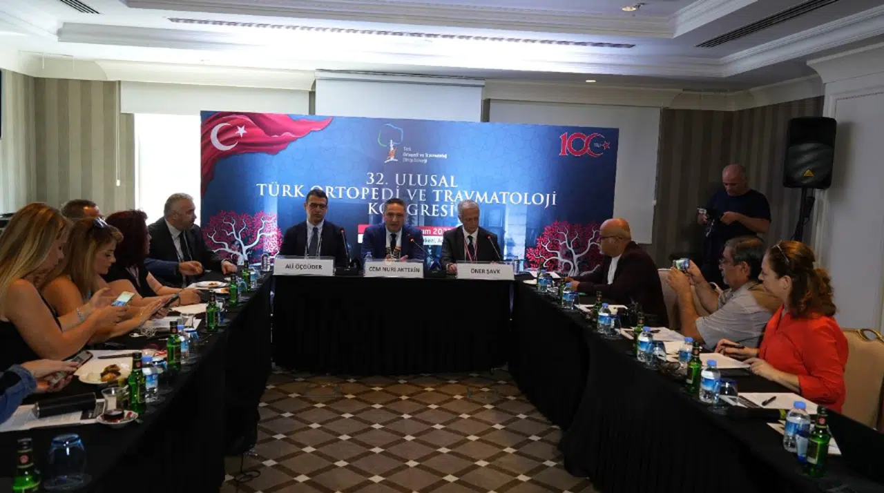 Uzmanından, 'Sıvı diz protezi diye bir şey yoktur' açıklaması