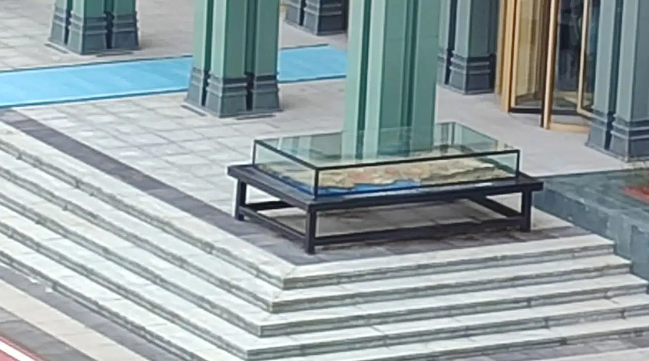 Vinçle getirilen 3 tonluk eser Cumhurbaşkanına hediye edildi