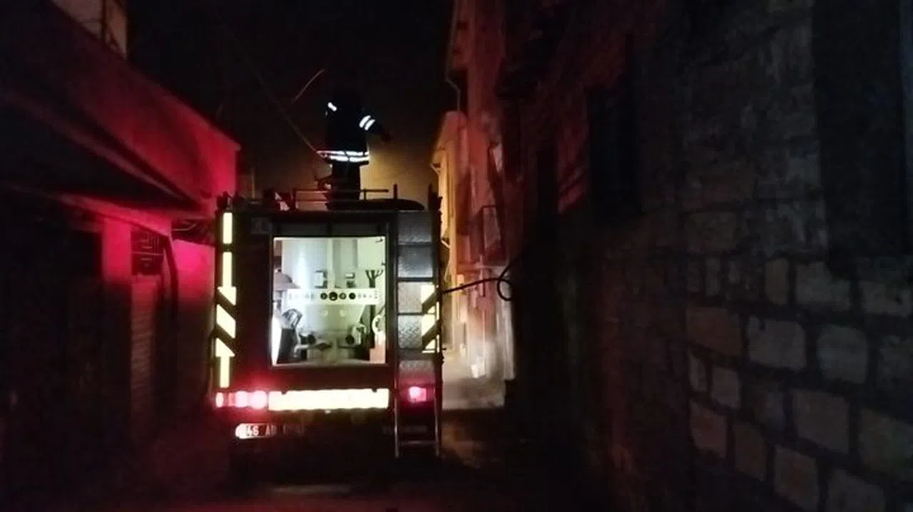 Metruk müstakil evde yangın paniği