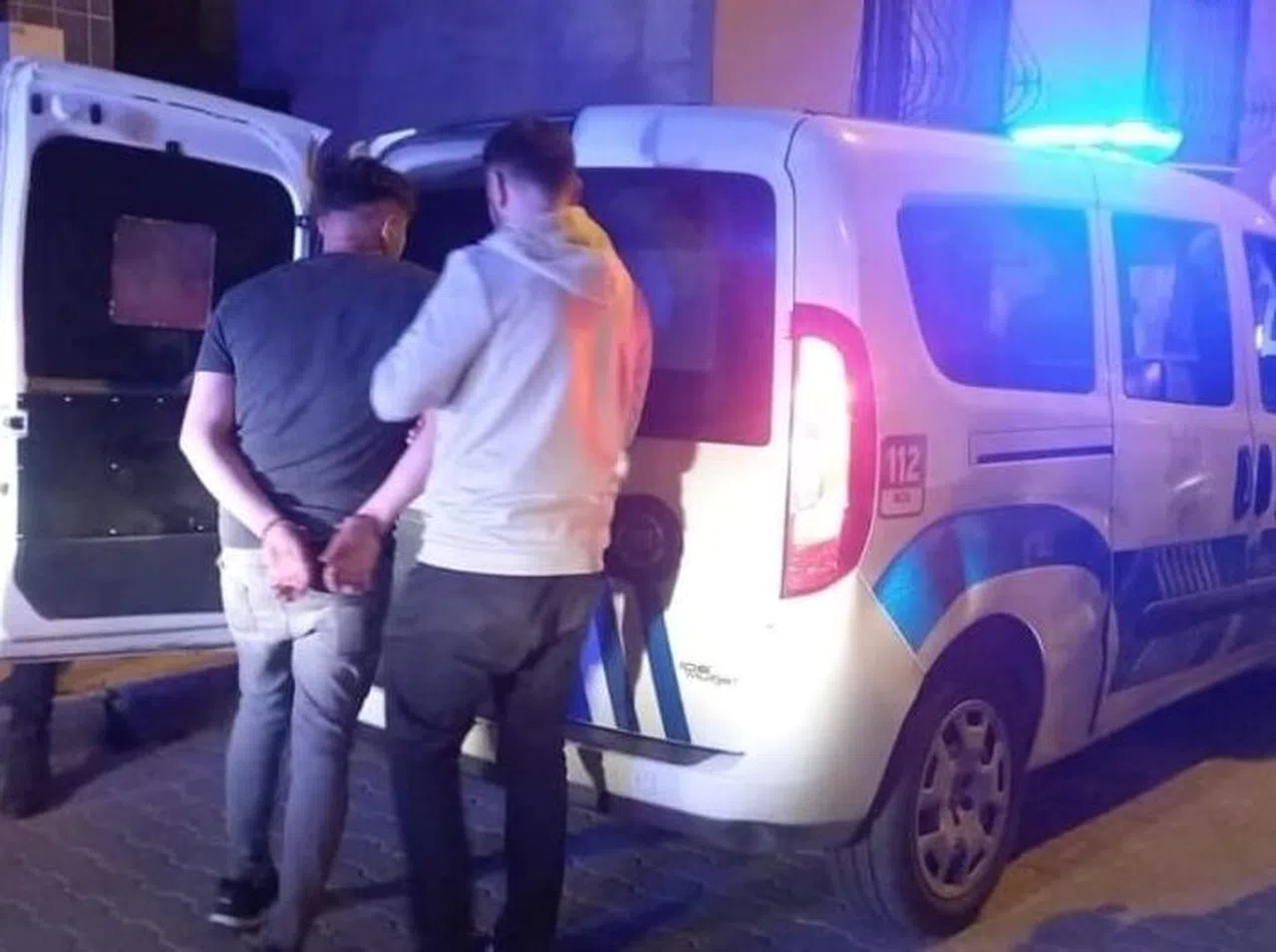 Kavgayı ayırmaya çalışan bekçiyi bıçakladılar