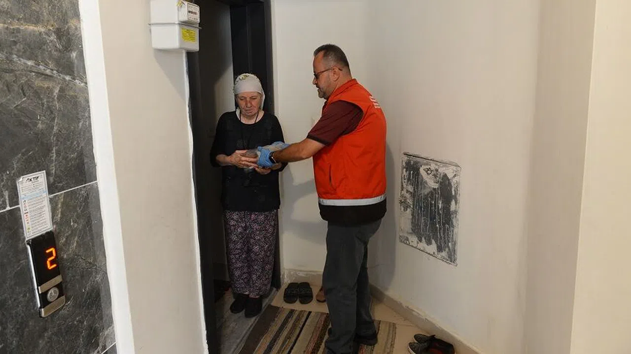Büyükşehir'den Yaşlılara Günlük Yemek Desteği