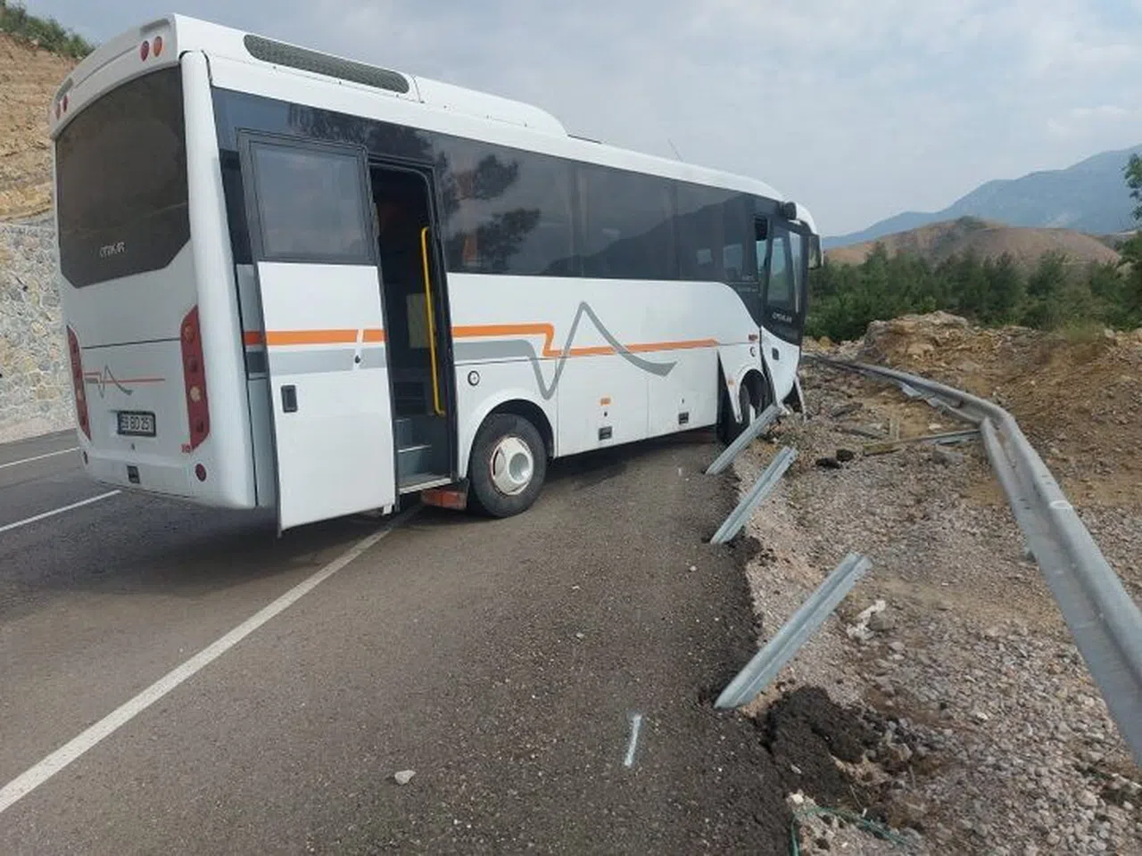Minibüs bariyerlere çarptı: 2 yaralı