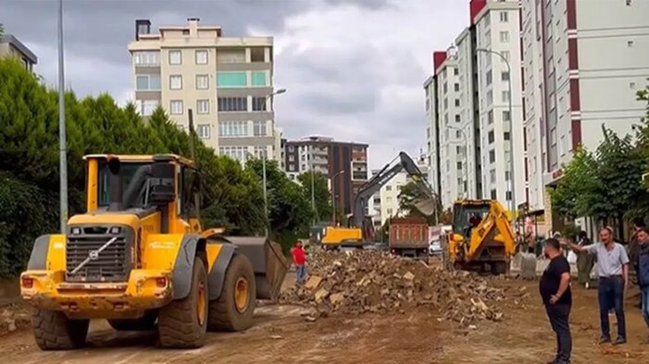 Yirmiikigün Mahallesinde hummalı yol çalışması