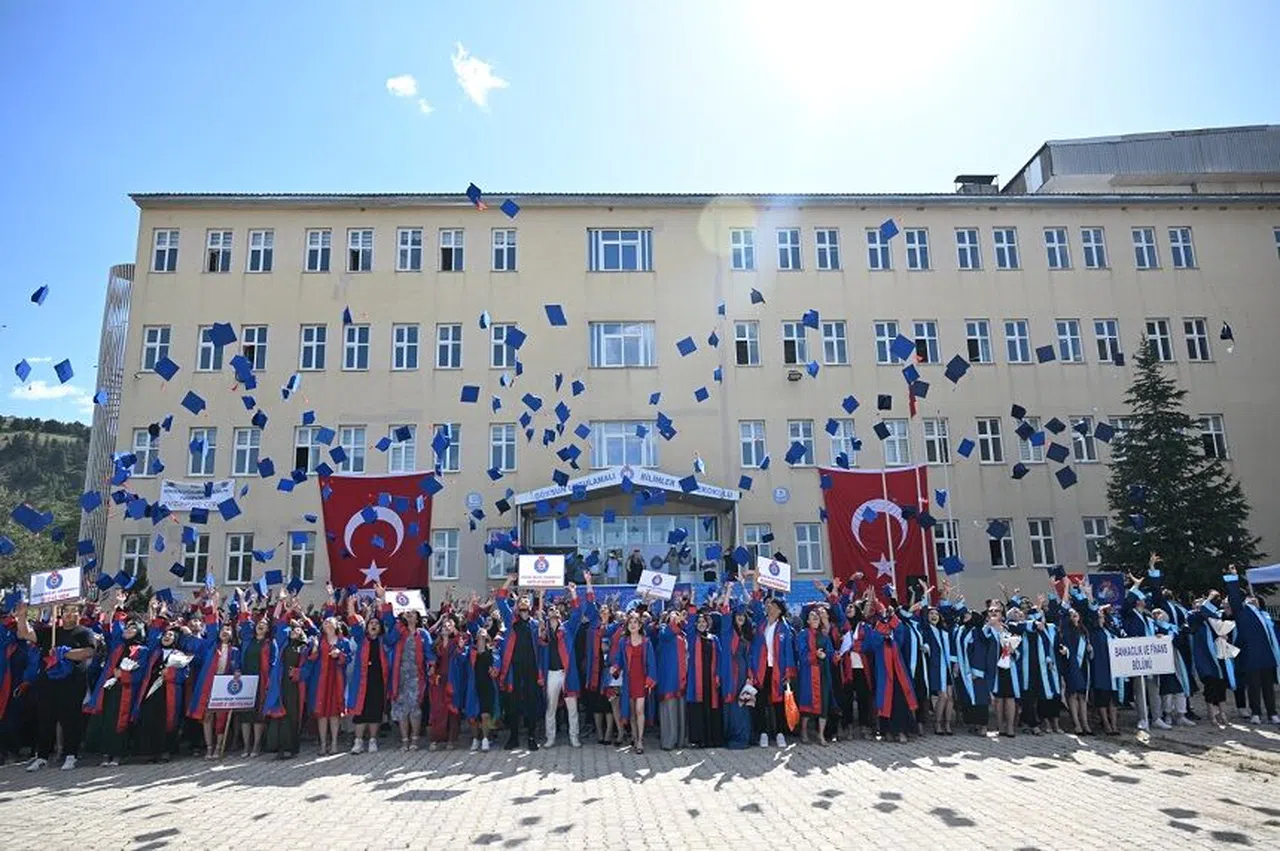 KSÜ Göksun'da Mezunlarını Verdi