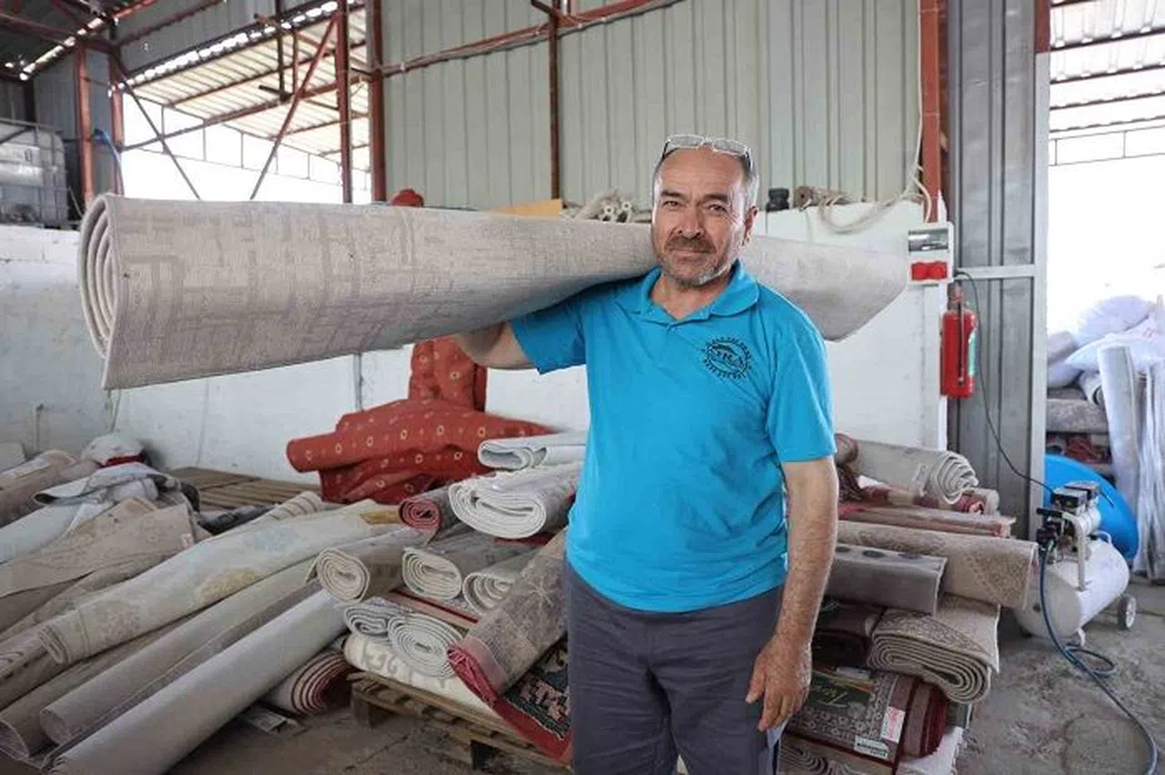 Deprem öncesi yıkamacıya bırakılan halılar sahipsiz kaldı