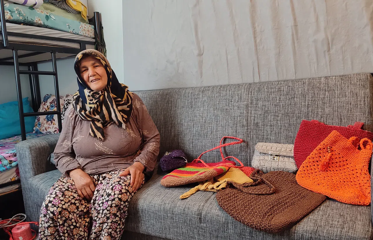Depremzede 65 Yaşındaki Kadın, Örgüyle Hayata Sarıldı