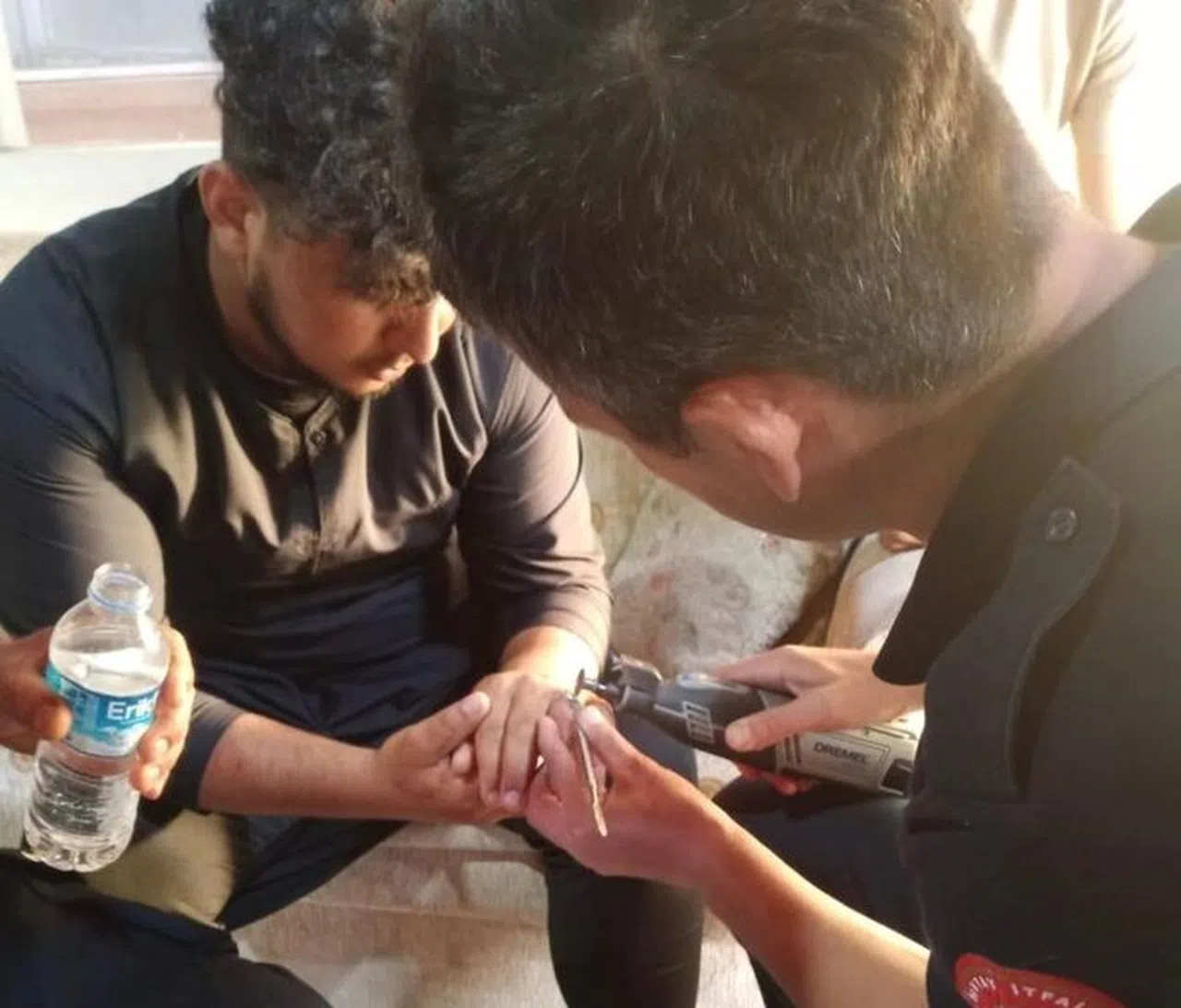 Parmağına yüzük sıkışan vatandaşın yardımına itfaiye yetişti