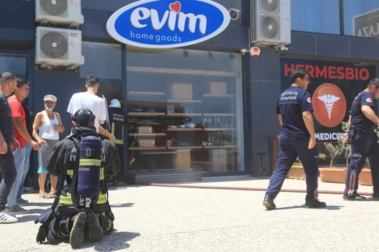 İşyerinin yanışını çaresiz bakışlarla izledi