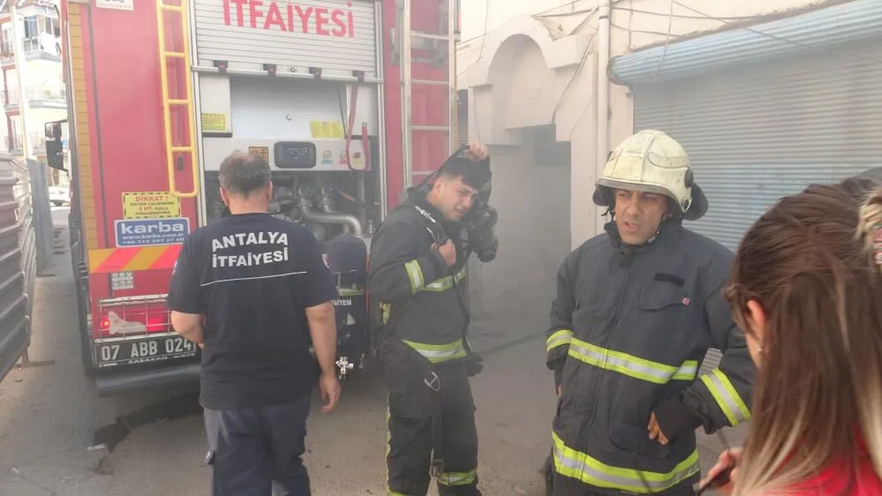 Yangından eşyalarını korumak isterken dumandan etkilendi