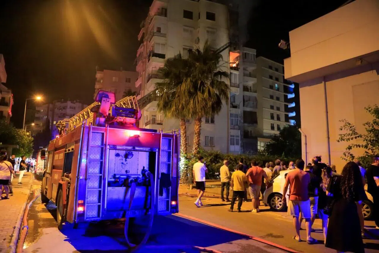 3 katı etkileyen yangın apartman sakinlerini sokağa döktü