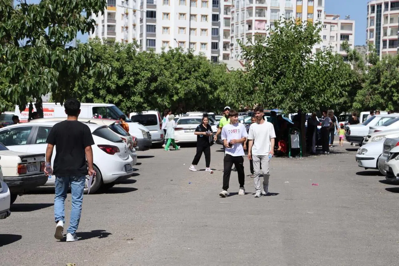 Rüzgarın azizliğine uğrayan genç kızın imdadına polis yetişti