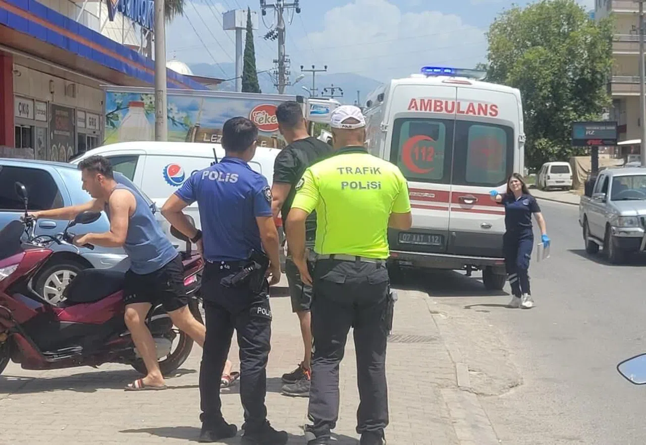 Motosikletle bisiklet çarpıştı: 1'i çocuk 2 yaralı