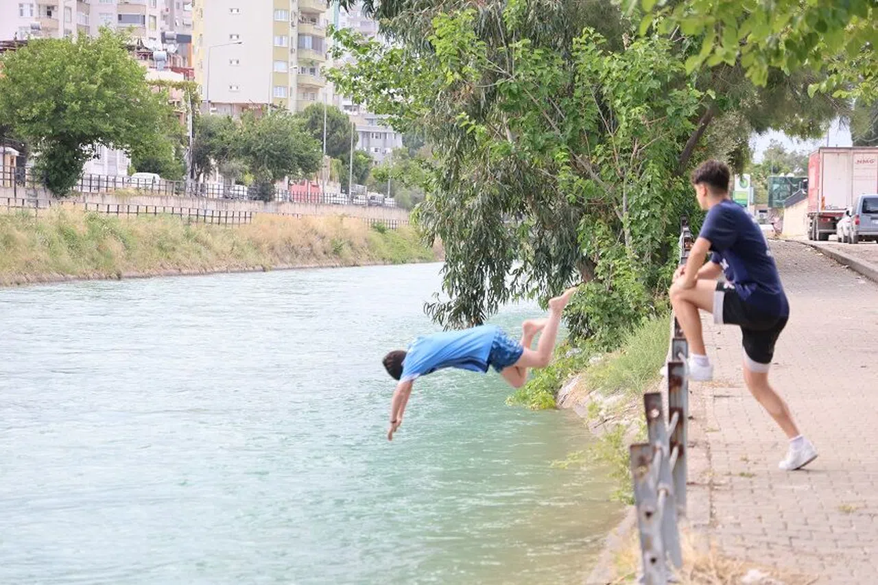 İki haftada 6 kişi boğulunca mahalleli kendi "Cankurtaran" ekibini kurdu
