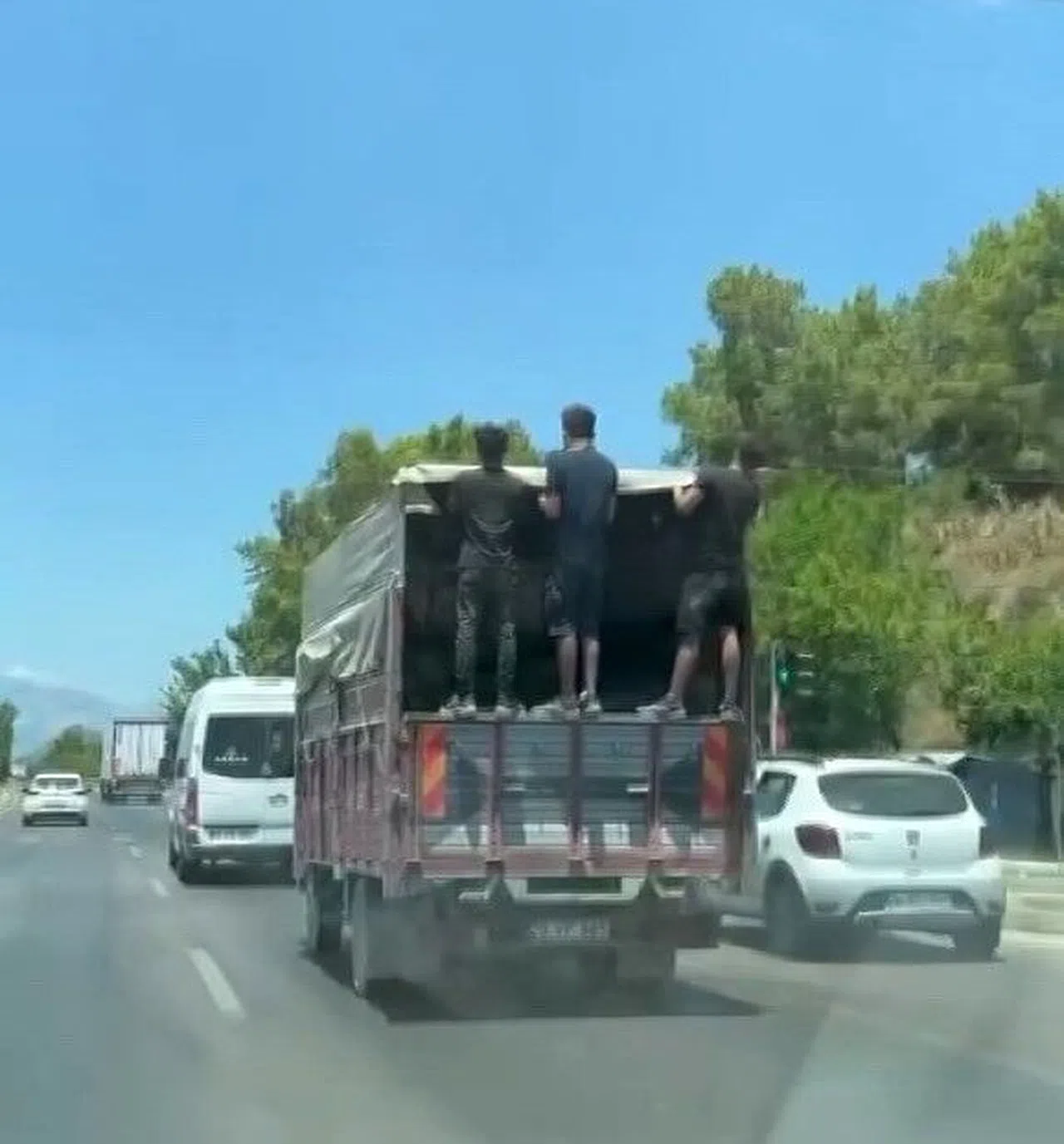 Kamyonet kasasında tehlikeli yolculuk
