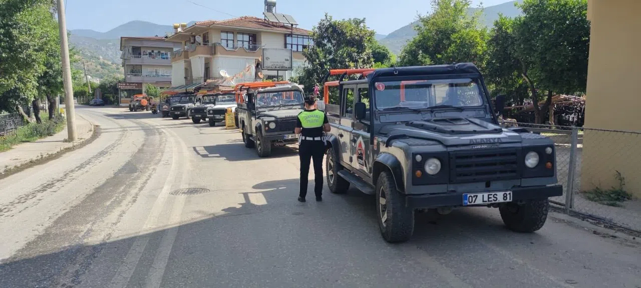 Bin 985 araç kontrol edildi, 21 araca trafikten men cezası
