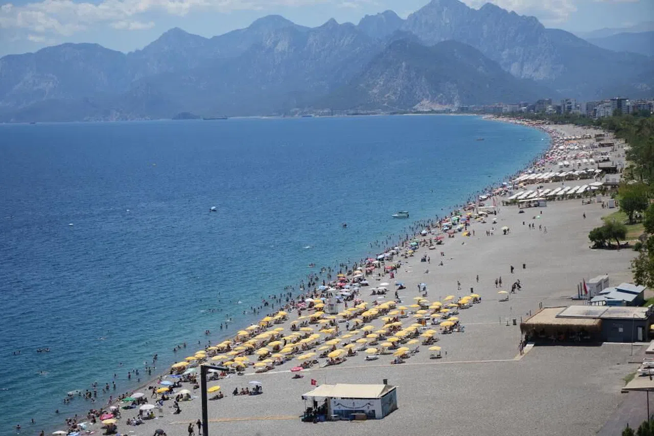 Antalya'da sıcaktan bunalanlar sahile koştu