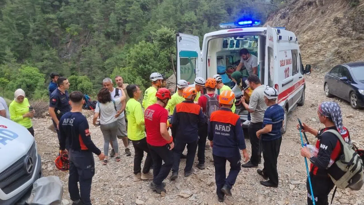 Şelale kanyonunda mahsur kalan anne kız kurtarıldı