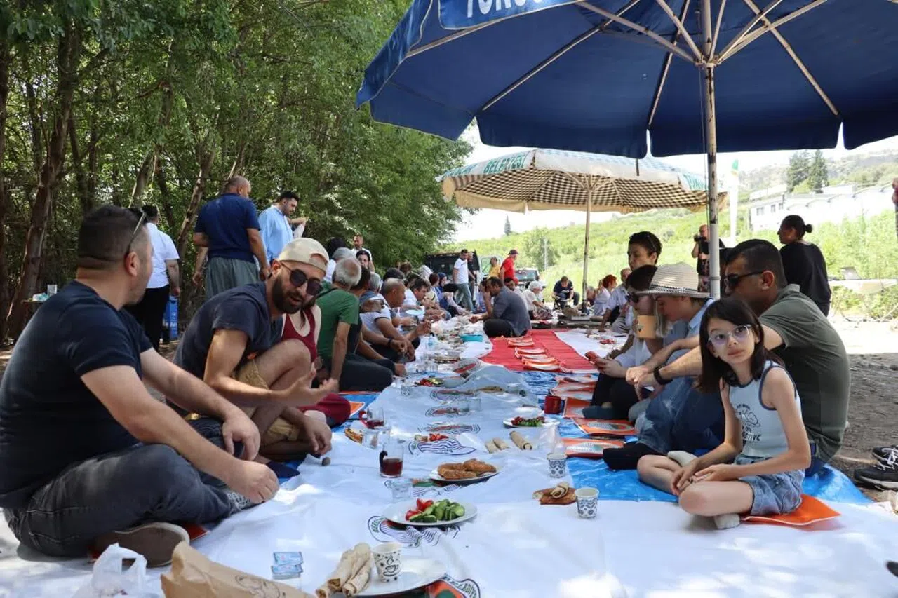 Mersin'de çevre sorunlarına karşı 'Yeryüzü Sofrası' kuruldu