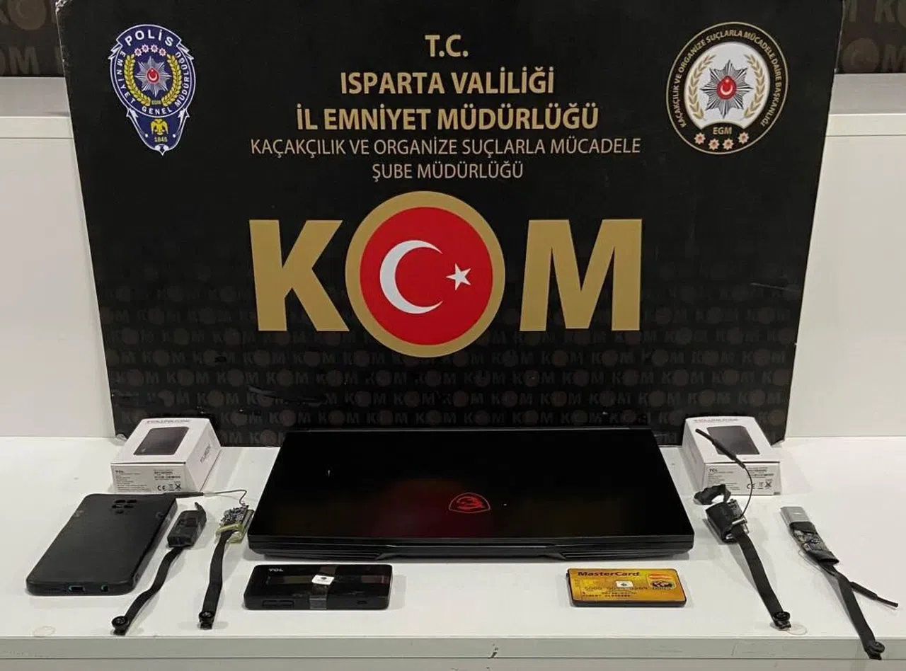 YKS’ye elektronik düzenekle giren 2 şahıstan 1’i tutuklandı