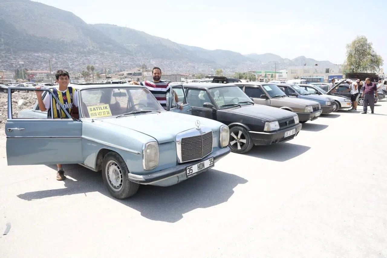 Araba pazarında sessiz bekleyiş