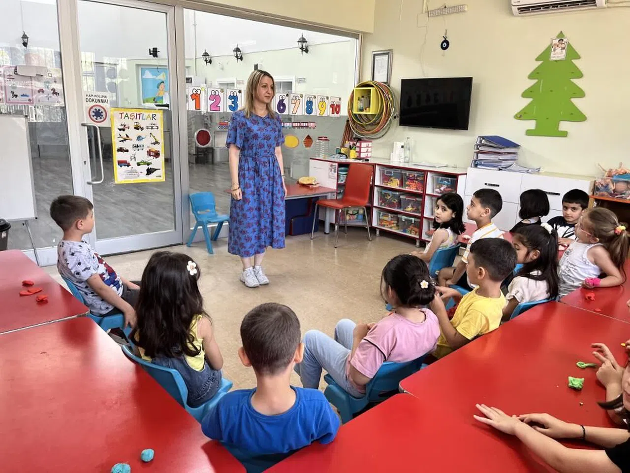 Miniklerin Huri öğretmeni, engellerini öğrencileriyle aşıyor