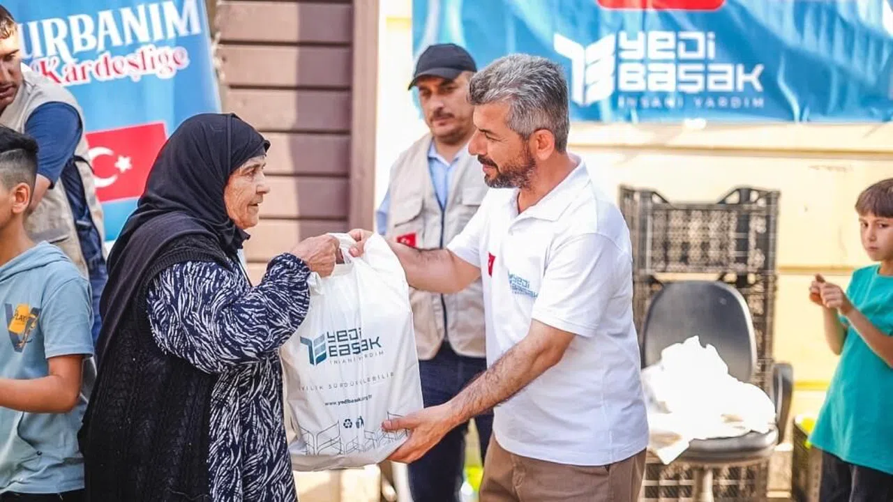 3 kıtadaki 15 ülkede kurban bağışlarını ihtiyaç sahiplerine ulaşıyor