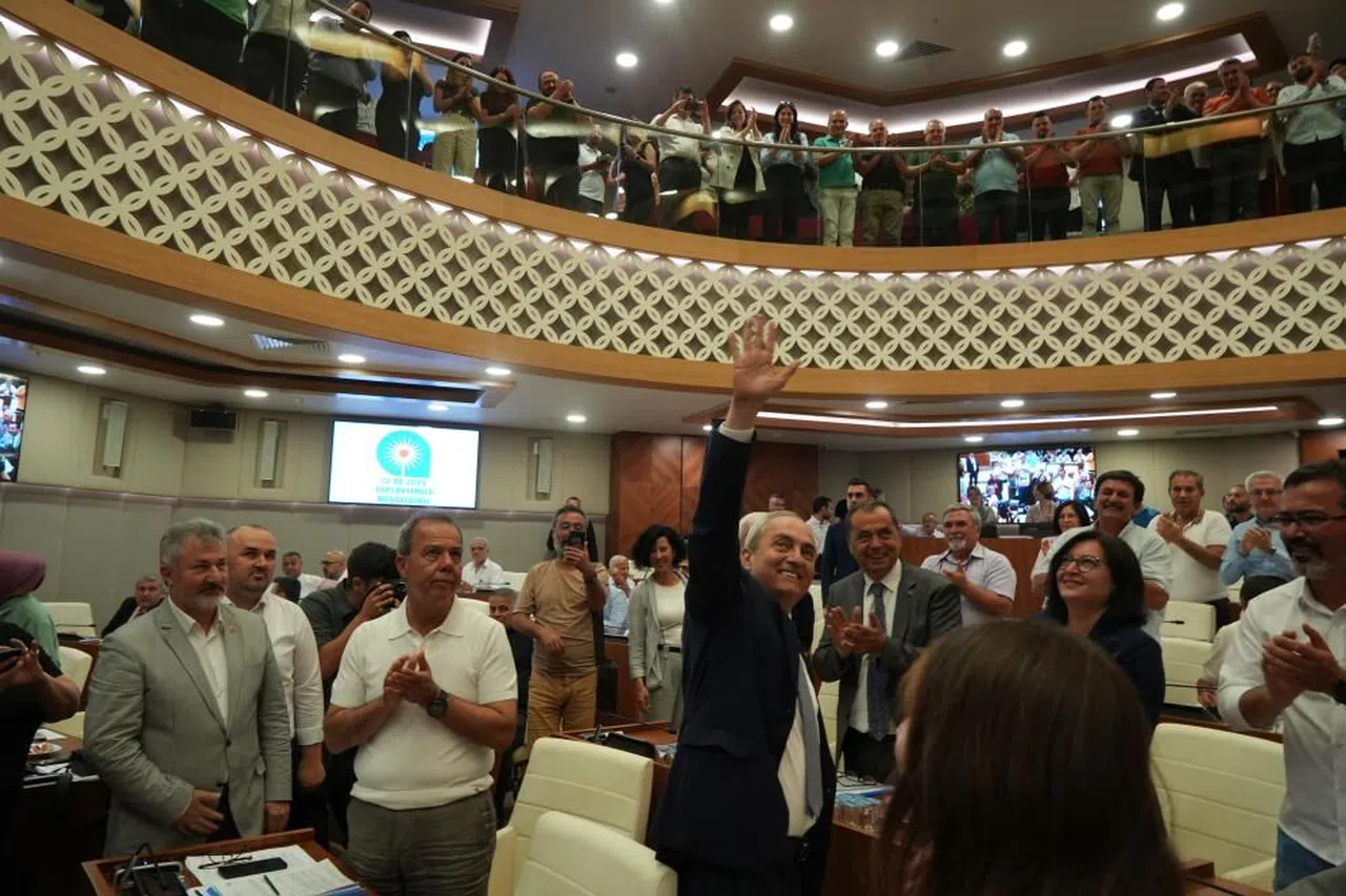 Tahliye olan Kepez Belediye Başkanı Büyükşehir Meclisi'nde