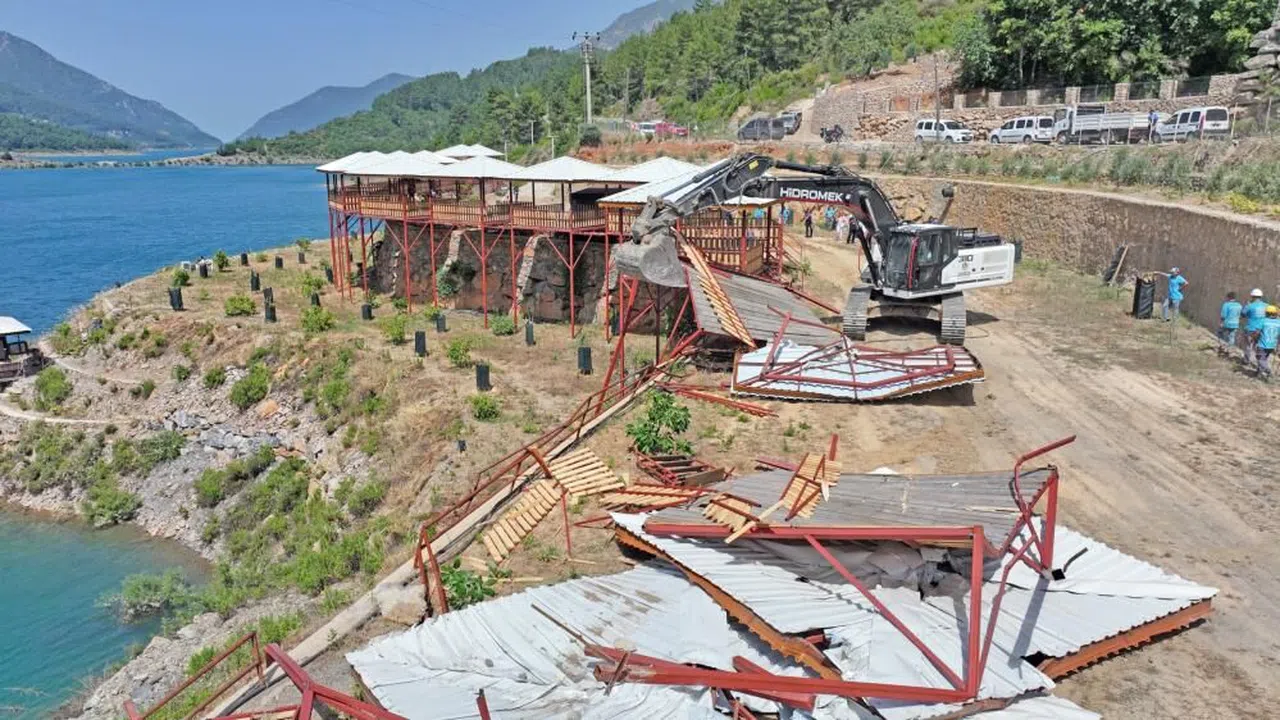 Koruma alanındaki ruhsatsız 34 çardak ve betonarme inşaat yıkıldı