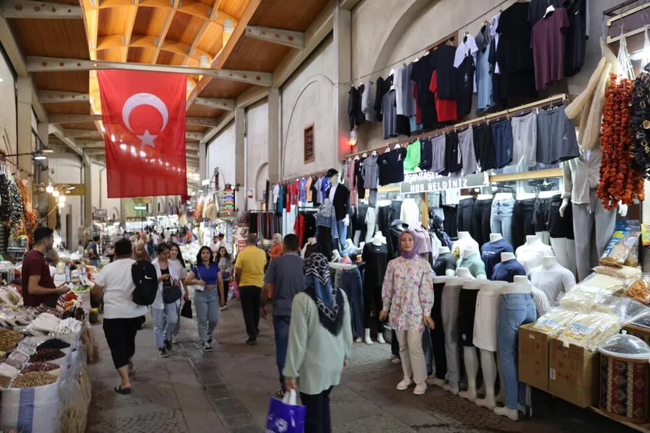 Kahramanmaraş’ta sıcak havada serin çarşıda alışveriş imkanı
