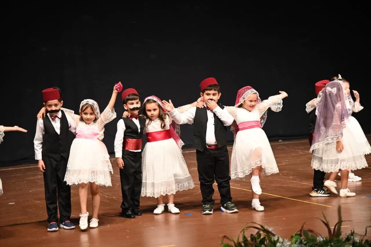 Miniklerin mezuniyet sevinci