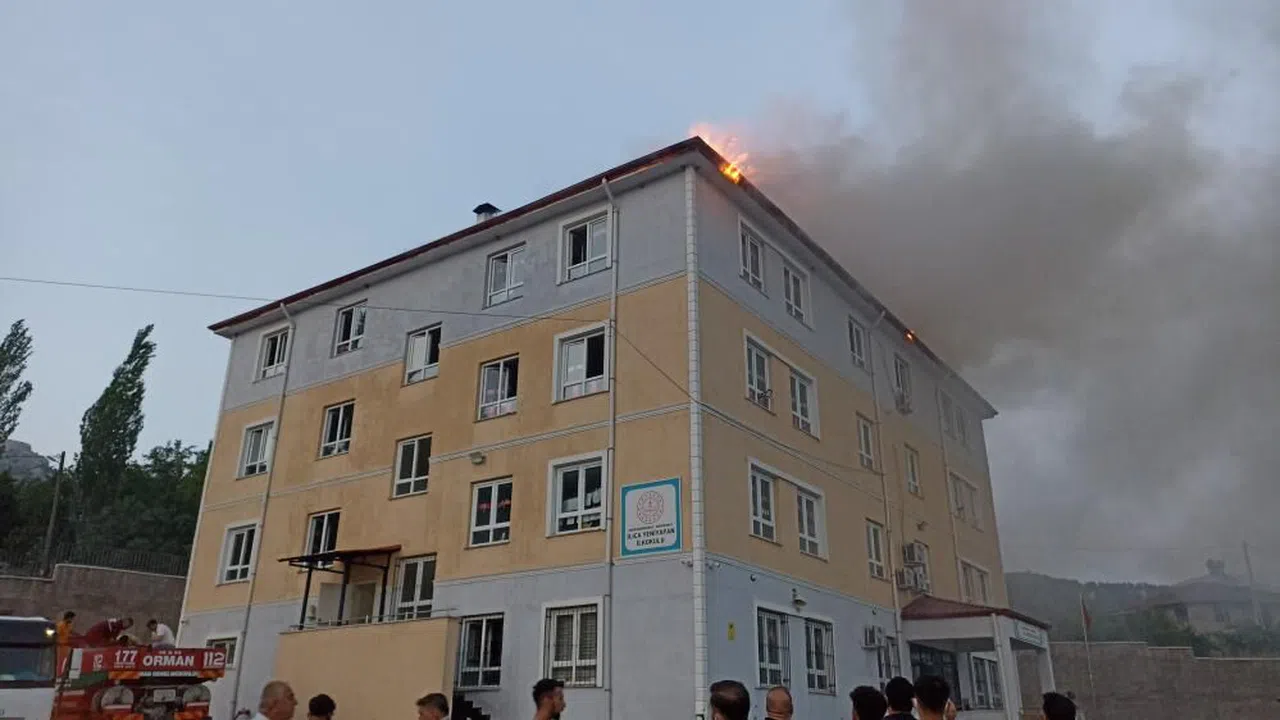 Kahramanmaraş'ta okul çatısında korkutan yangın