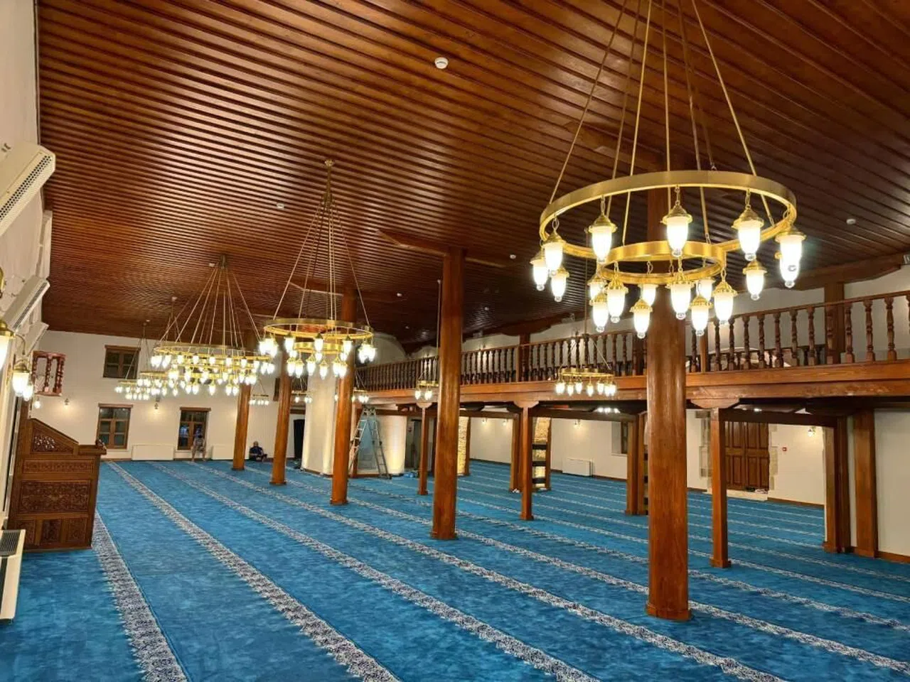 Depremde hasar gören 534 yıllık cami ibadete açıldı